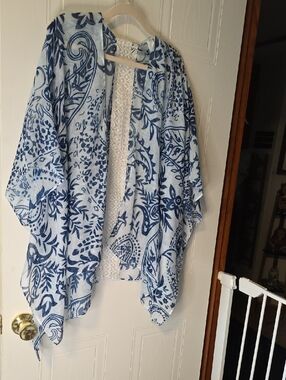 Simply Noelle Blue and White Floral Kimono Cardigan